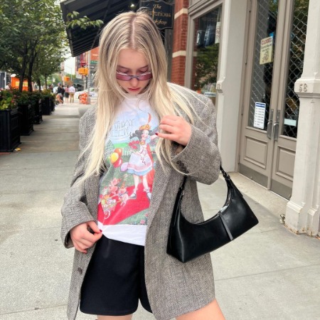 Annabelle Zasowski isn't in a relationship and is single.